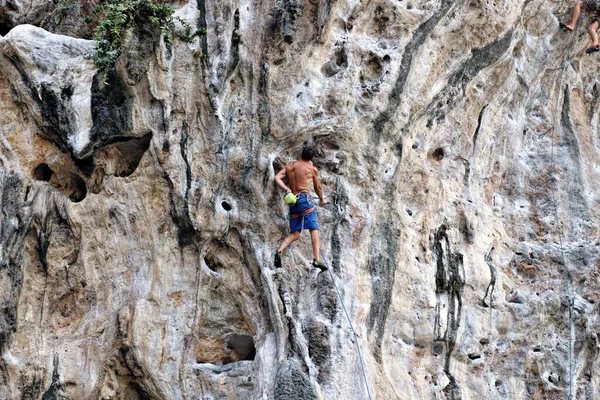 Joven Trepando Sobre Roca —  Fotos de Stock