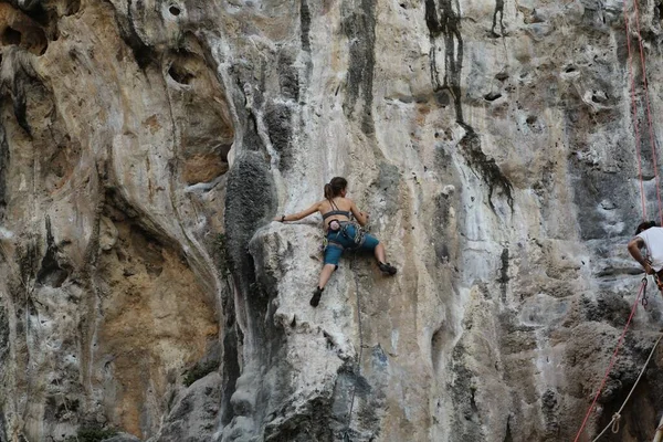 Genç Kadın Kayaya Tırmanıyor — Stok fotoğraf