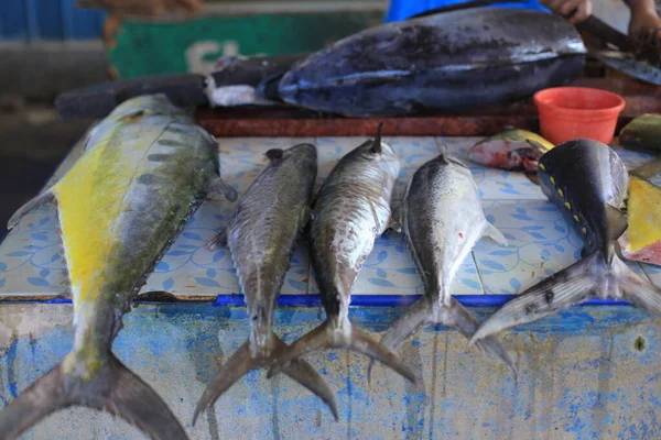 Pesce Nel Mercato Sullo Sfondo Primo Piano — Foto Stock