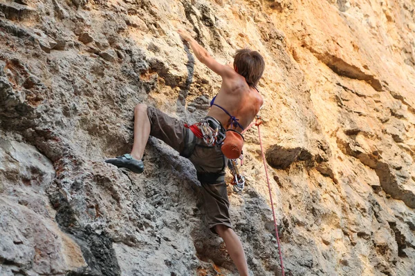 Young Woman Climbing Rock — Stock Photo, Image