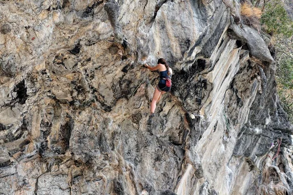 Mujer Joven Trepando Sobre Roca —  Fotos de Stock