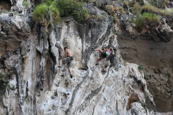 Gençler Kayaya Tırmanıyor — Stok fotoğraf