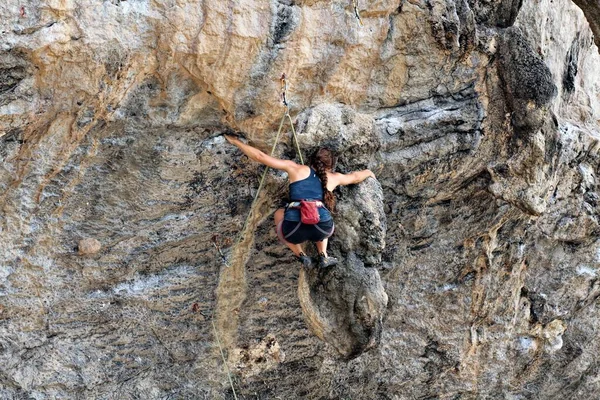 Молода Жінка Піднімається Скелю — стокове фото