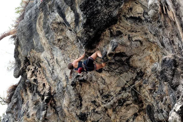 Mujer Joven Trepando Sobre Roca — Foto de Stock