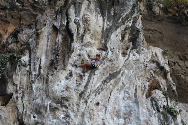 Mujer Joven Trepando Sobre Roca — Foto de Stock