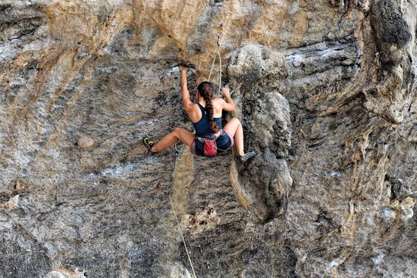 Jeune Femme Grimpant Sur Rocher — Photo