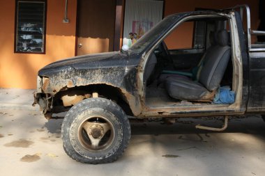 Sokaktaki eski kirli araba kazası.