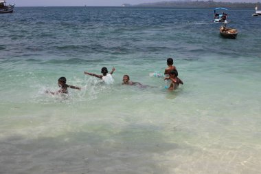 Okyanusta yüzen Hintli çocuklar 