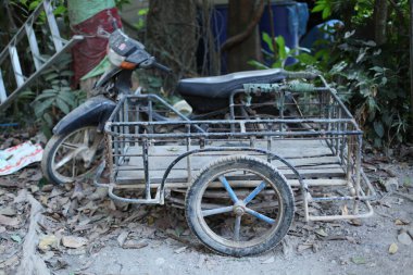 Eski paslı metal tekerlek doğa arka planında