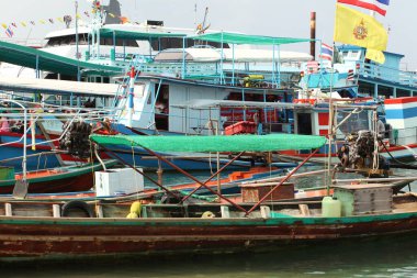  Hindistan sahillerinde eski ahşap balıkçı tekneleri 
