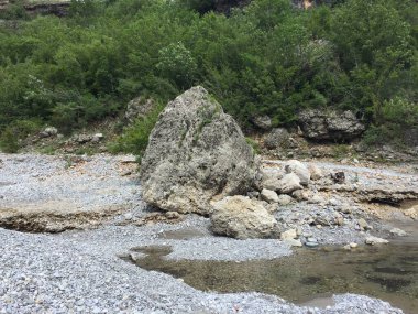 Büyük taşlı taş duvar.