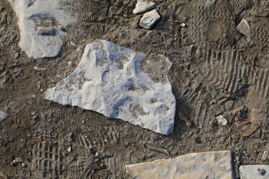 Çatlaklı beyaz taş kaldırımlar.