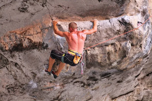 Junger Mann Klettert Auf Den Felsen — Stockfoto