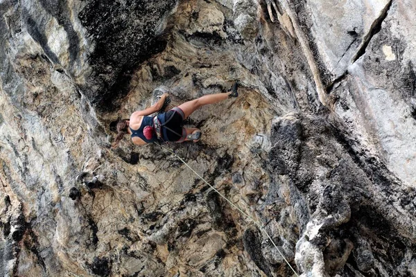 Mujer Joven Subiendo Roca —  Fotos de Stock