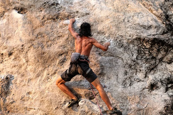 Junger Mann Klettert Auf Den Felsen — Stockfoto