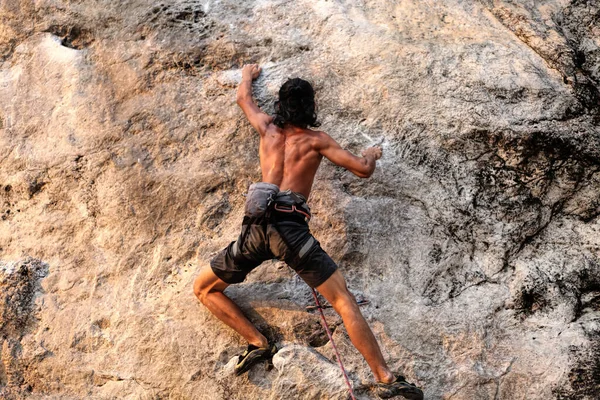 Jeune Homme Grimpant Sur Rocher — Photo