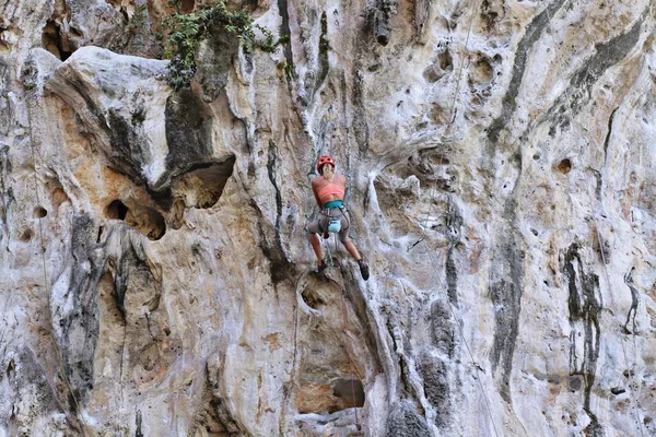 Mujer Joven Trepando Sobre Roca —  Fotos de Stock