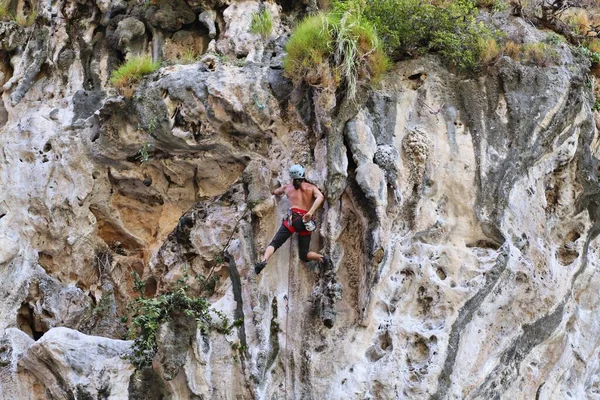 Genç Adam Kayaya Tırmanıyor — Stok fotoğraf