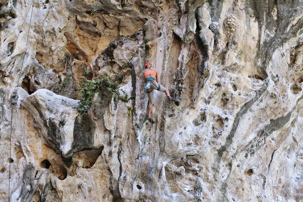 Mujer Joven Trepando Sobre Roca —  Fotos de Stock