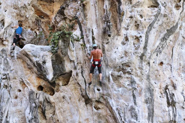 Giovani Che Arrampicano Sulla Roccia — Foto Stock