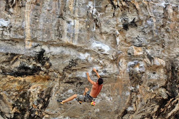 Jovem Escalando Rocha — Fotografia de Stock