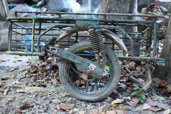 Altes Rostiges Metallrad Auf Naturhintergrund — Stockfoto