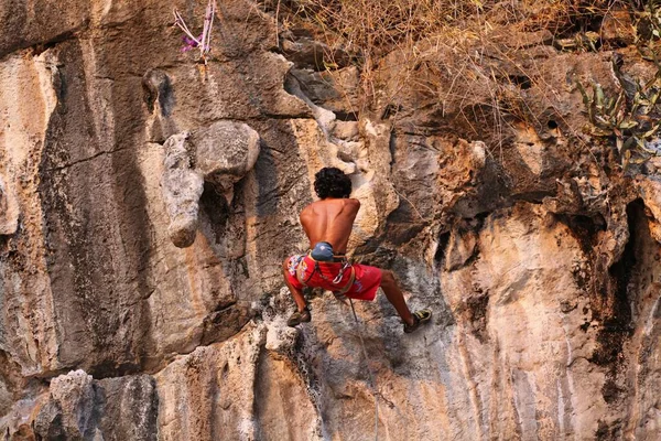 Joven Trepando Sobre Roca — Foto de Stock