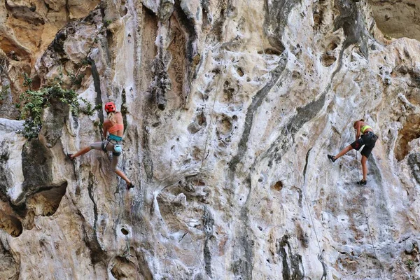 Genç Kadın Kayaya Tırmanıyor — Stok fotoğraf