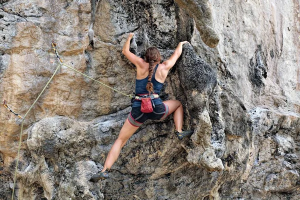 Mujer Joven Trepando Sobre Roca Fotos De Stock