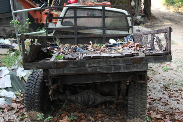 Gammel Rustent Bil Parken Med Bakgrunn – stockfoto