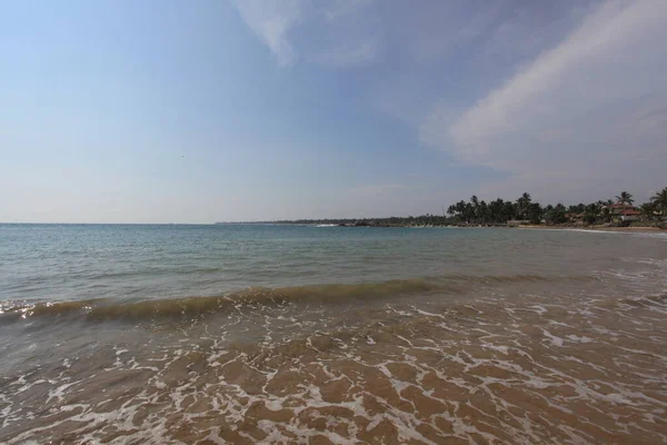 Hermosa Playa Con Olas Mar Cielo Azul Imágenes De Stock Sin Royalties Gratis