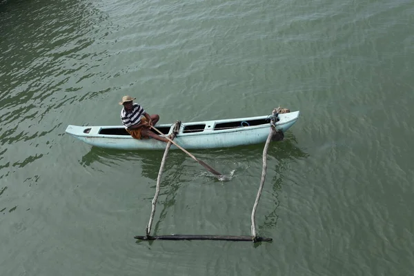 Pescadores Com Barcos Pesca Praia Índia Fotos De Bancos De Imagens Sem Royalties