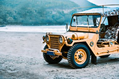 Sahilde eski bir askeri araba.