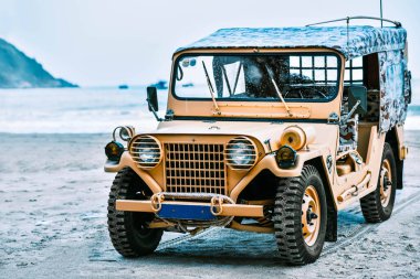 Sahilde eski bir askeri araba.