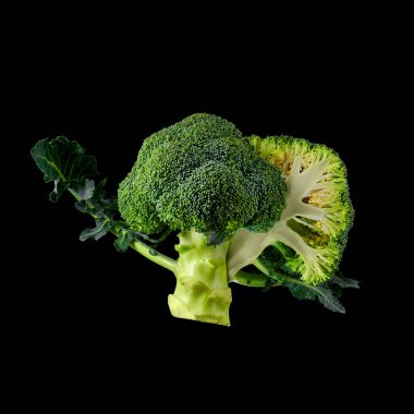 Dilimlenmiş brokoli beyaz arkaplanda izole edilmiş.