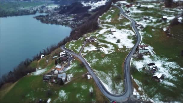 Efecto miniatura de los coches que circulan por una serpentina carretera alpina en Suiza — Vídeos de Stock
