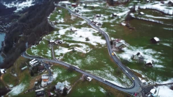 Efecto en miniatura aérea de los coches que conducen por una carretera de montaña en Suiza — Vídeos de Stock