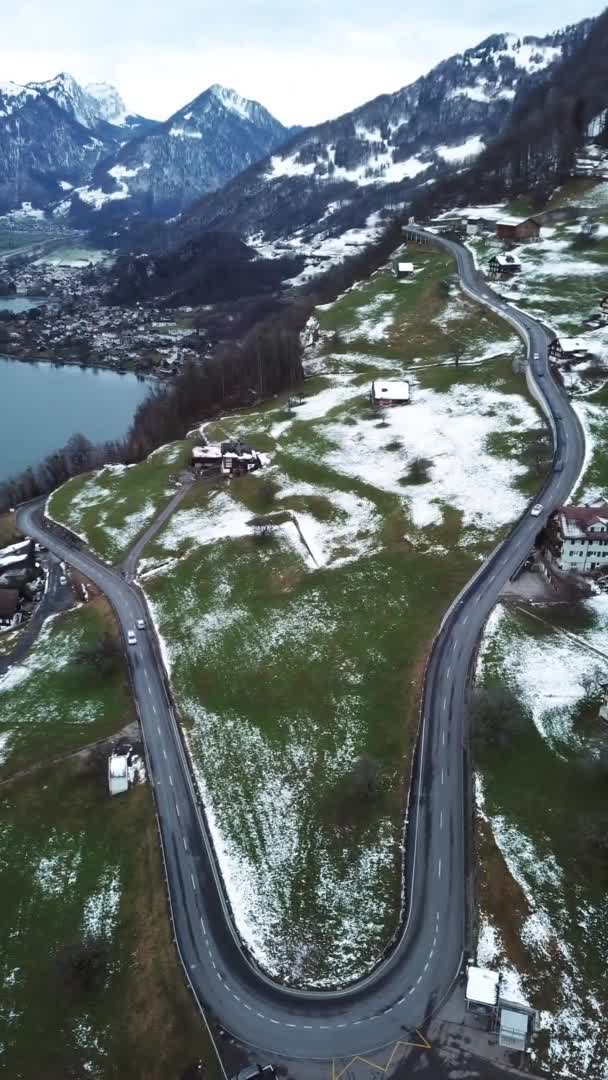 Bilar som kör längs en ormliknande alpin bergsväg i Schweiz. — Stockvideo