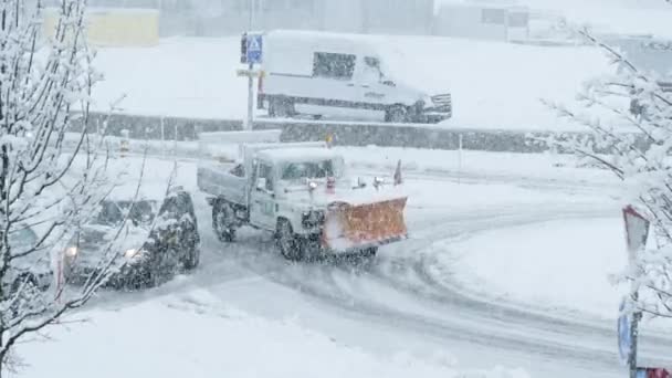 BILTEN - 14 DE ENERO DE 2021: Arado de nieve que conduce a través del círculo de tráfico. — Vídeos de Stock