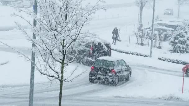 BILTEN - JANUARI 14, 2021: Kraftigt snöfall i Bilten, person som går i snö — Stockvideo
