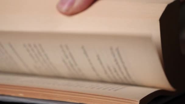 Mano blanca caucásica hojeando un libro en cámara lenta — Vídeos de Stock