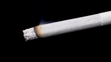 Sigarayı dumanla yakmanın makro görünümü, zaman atlaması, izole edilmiş arka plan.