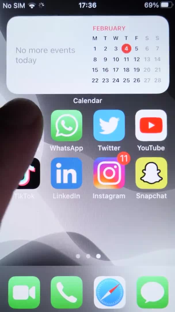 BILTEN - 7 de FEBRERO de 2021 vídeo vertical borrando Facebook App desde el iPhone — Vídeos de Stock