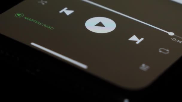 BILTEN - 2021年2月10日在iPhone上的特写打开Spotify App. — 图库视频影像