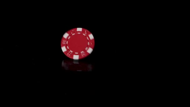 Solo rotes Poker, Roulettechips rotieren auf schwarzer Spiegeloberfläche, Zeitlupe. — Stockvideo