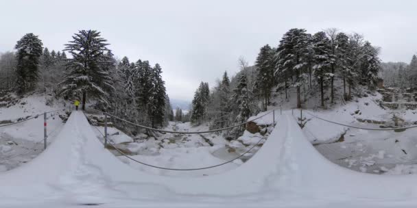 360 VR Video, Beyaz adam Bilten İsviçre 'de karlı bir köprüden geçiyor. — Stok video