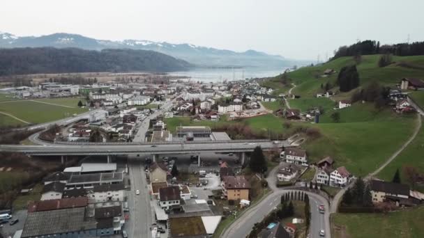 Шоссе на мосту через сельский европейский город с туннелем, воздушный толчок. — стоковое видео