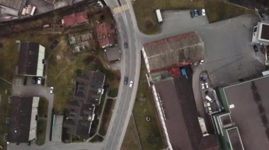 Avrupa 'da yoğun bir yolda sokakları kuşların gözü izliyor.