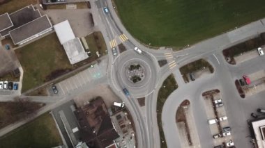 İsviçre 'de yoğun trafik varken tepeden aşağı dönük kavşak.