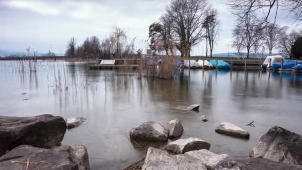 A kis kikötői medence hiperlapszusa Rapperswil-ban, Svájcban. — Stock videók